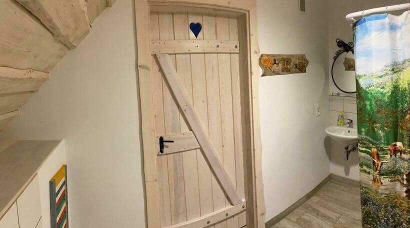 غرفة قياسية مطلّة علي الحديقة, Na Zielonej łące..