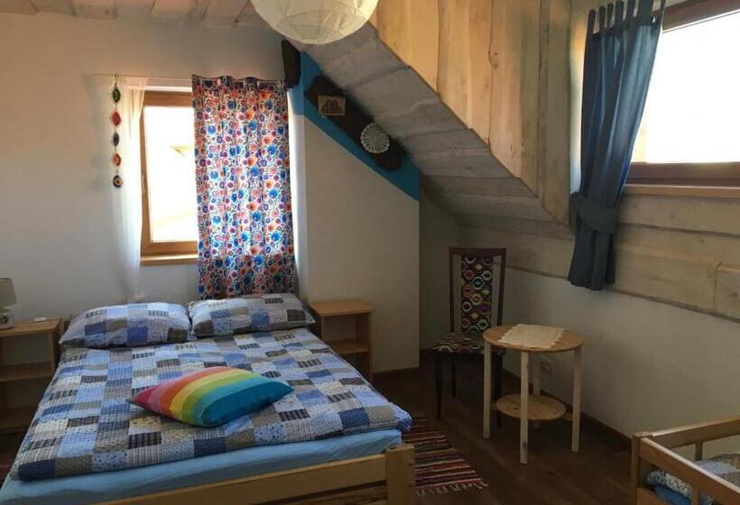 غرفة قياسية ثلاثية مطلة علي الحديقة, Na Zielonej łące..