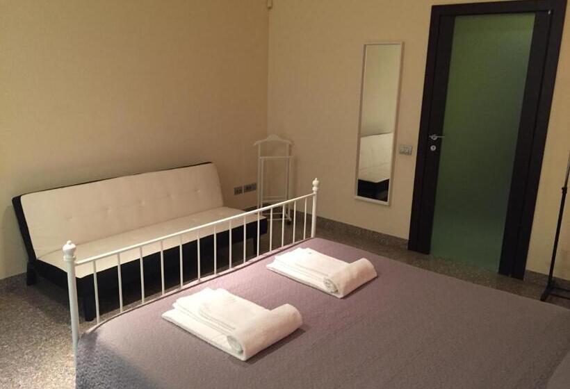 اتاق استاندارد سه تخته با سرویس بهداشتی مشترک, Bergamo Center Rooms