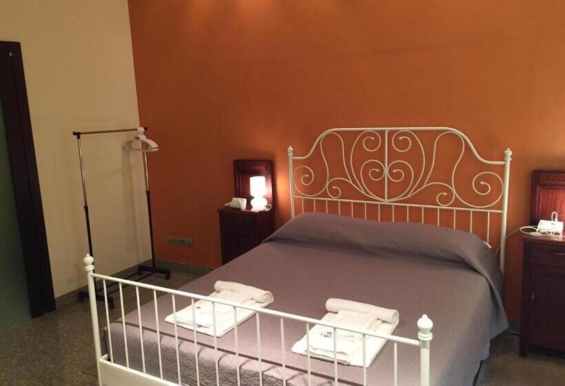 اتاق استاندارد سه تخته با سرویس بهداشتی مشترک, Bergamo Center Rooms