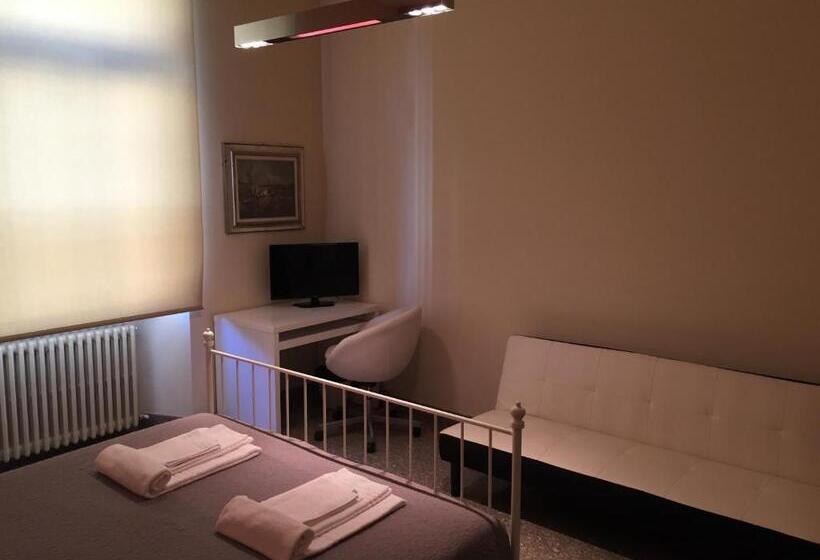 اتاق استاندارد سه تخته با سرویس بهداشتی مشترک, Bergamo Center Rooms