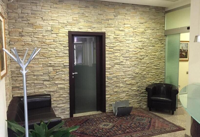 اتاق استاندارد چهارنفره با سرویس بهداشتی مشترک, Bergamo Center Rooms