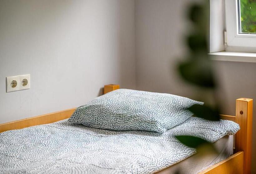 تختخواب در اتاق مشترک, Liepu Hostelis