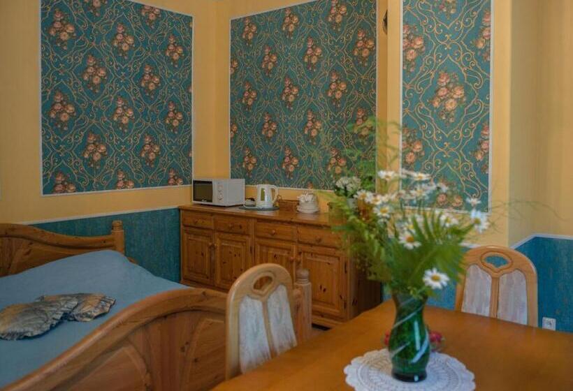 اتاق خانوادگی, Villa Magonīte