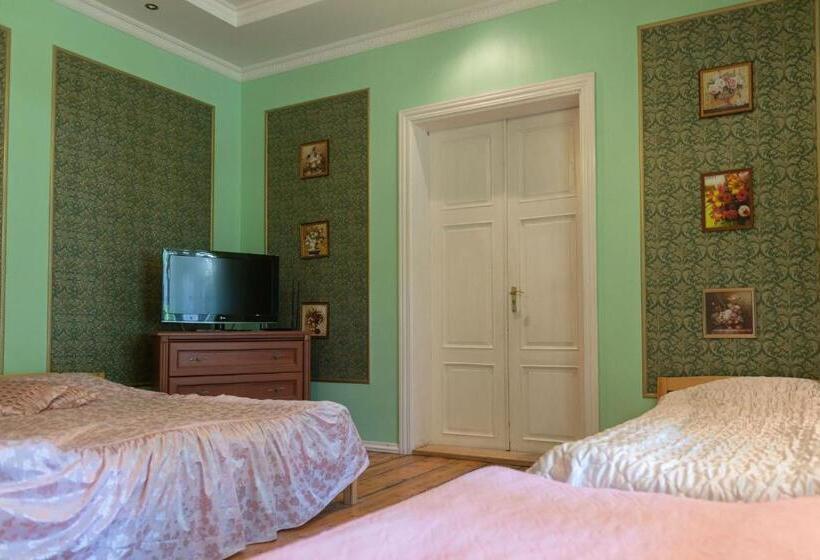 اتاق استاندارد چهارنفره با سرویس بهداشتی مشترک, Villa Magonīte