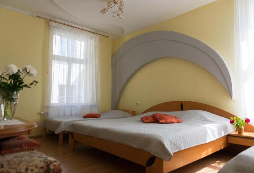 اتاق استاندارد چهار تخته, Villa Magonīte