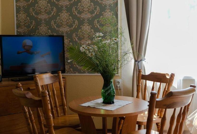 اتاق استاندارد چهارنفره با بالکن, Villa Magonīte