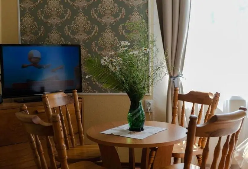 اتاق استاندارد چهارنفره با بالکن, Villa Magonīte