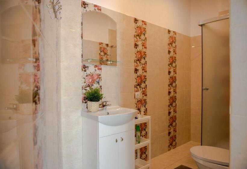 اتاق استاندارد چهارنفره با بالکن, Villa Magonīte