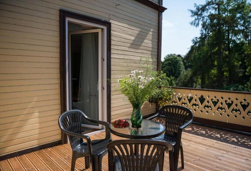 اتاق استاندارد چهارنفره با بالکن, Villa Magonīte