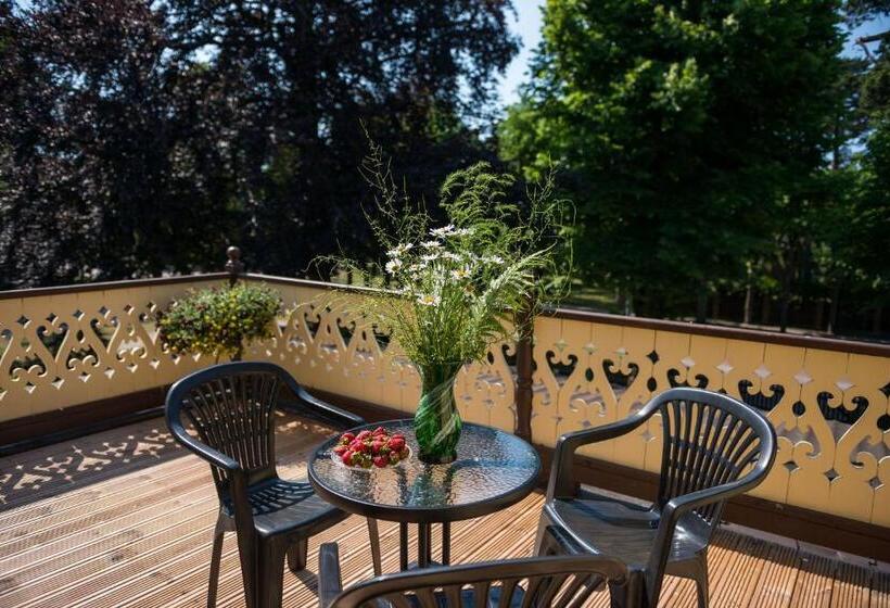 اتاق استاندارد چهارنفره با بالکن, Villa Magonīte