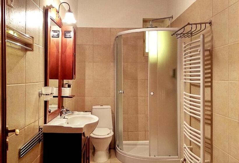 شقة غرفة واحدة, Villa Teleki