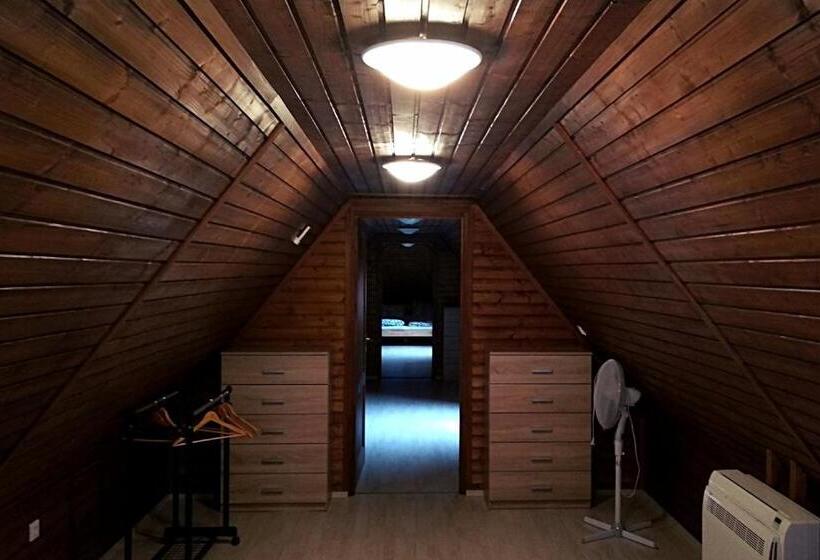 جناح عائلي, Villa Teleki