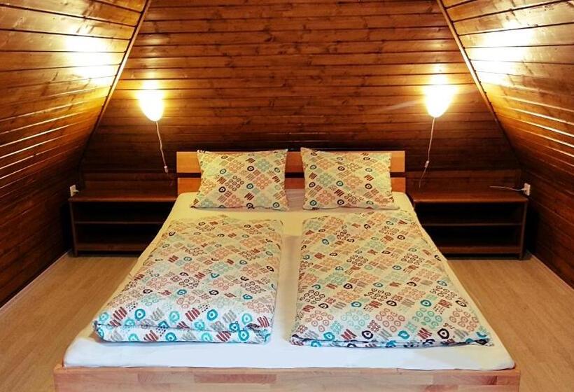 جناح عائلي, Villa Teleki