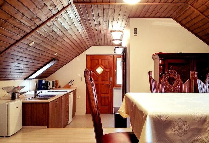 جناح عائلي, Villa Teleki