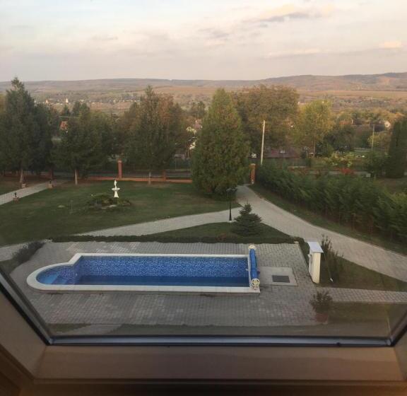 جناح عائلي, Villa Teleki