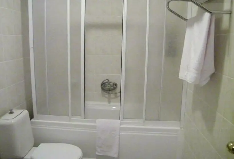 Standard Kolmen Hengen Huone, Aşıkoğlu