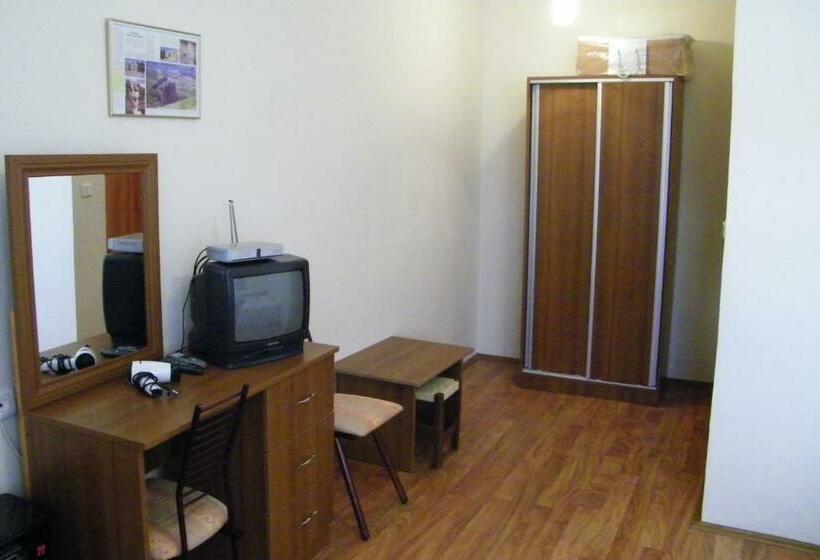 חדר סטנדרט לשלושה, Aşıkoğlu