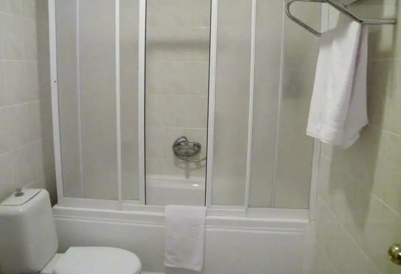 Standard Kolmen Hengen Huone, Aşıkoğlu
