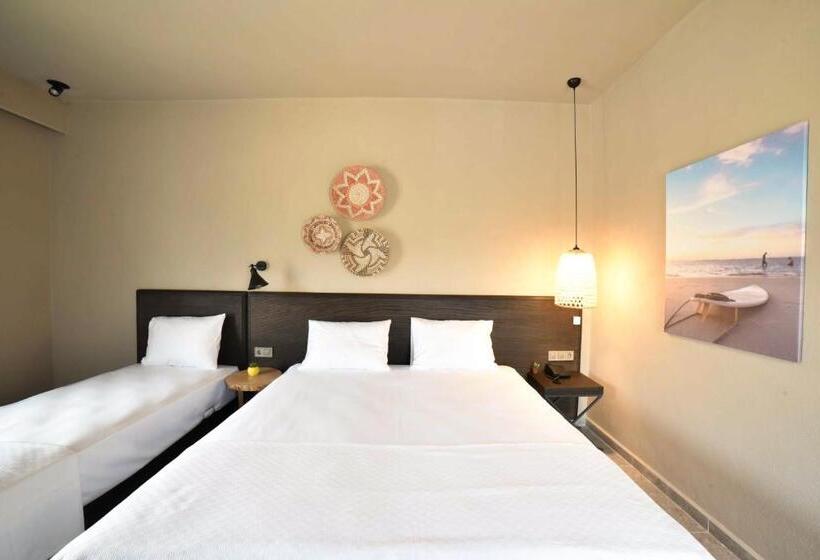 Pokój Standard Trzyosobowy, Kotinos Beach