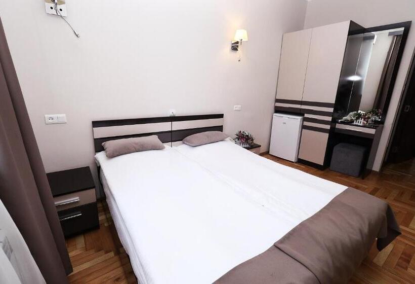 اتاق استاندارد, Tigran Mets Yerevan