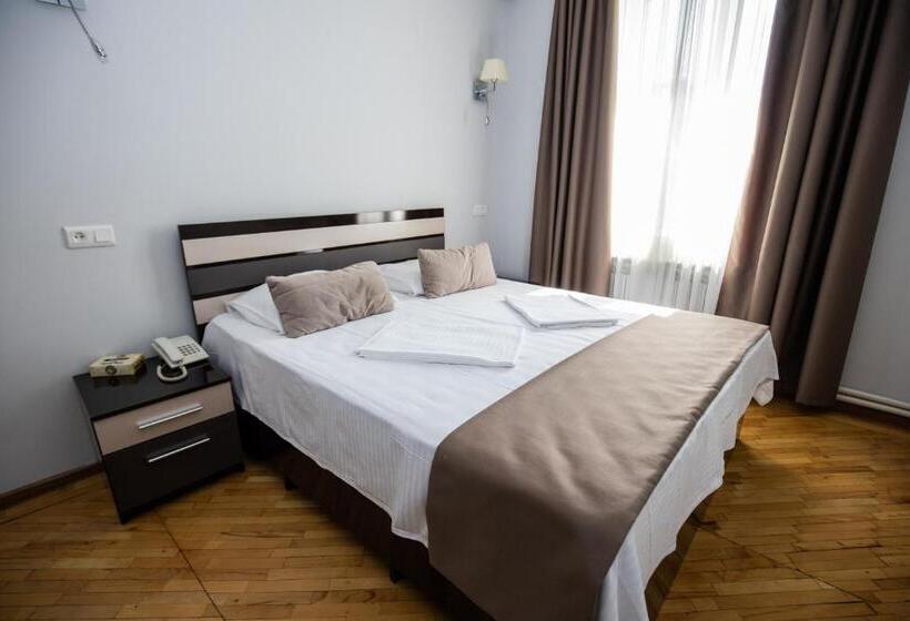 سوییت, Tigran Mets Yerevan