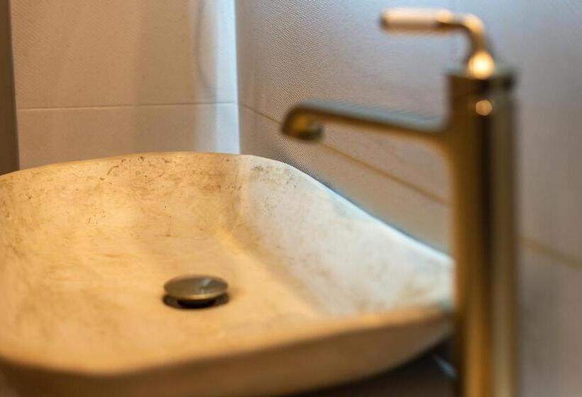 جناح مزوَّد بشرفة, Pandrosos Divine Suites