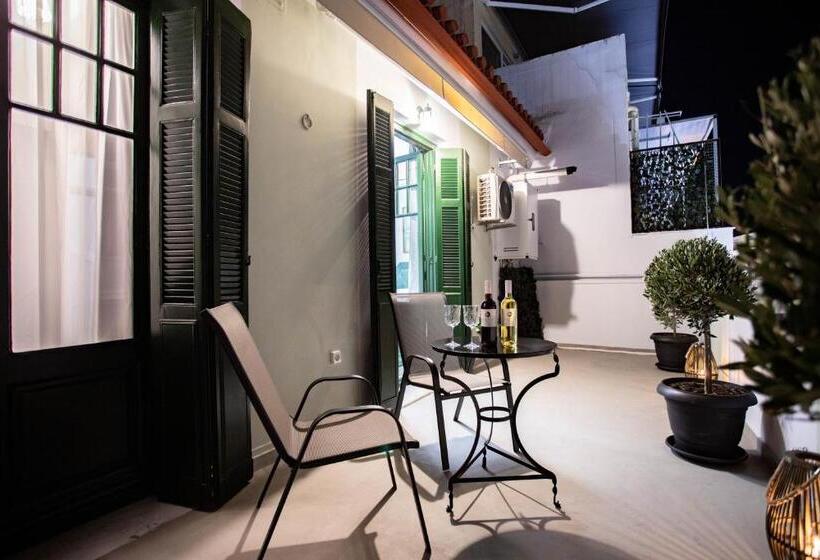جناح مزود بتراس, Pandrosos Divine Suites