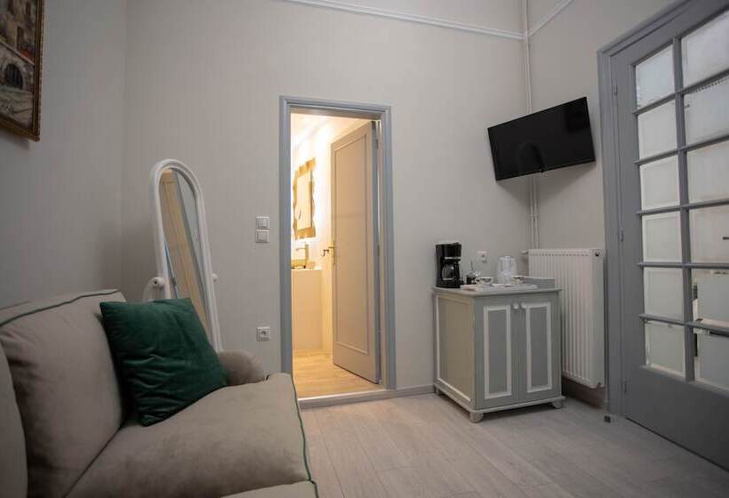 جناح مزوَّد بشرفة, Pandrosos Divine Suites