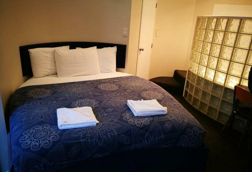 Standard-studio, Airport Birches Motel
