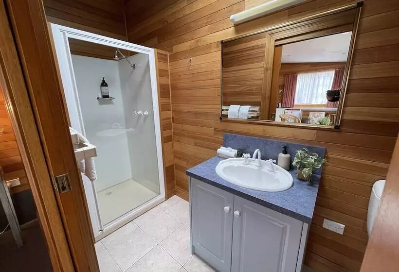 スタンダードバンガロー, Hanlon Guest House