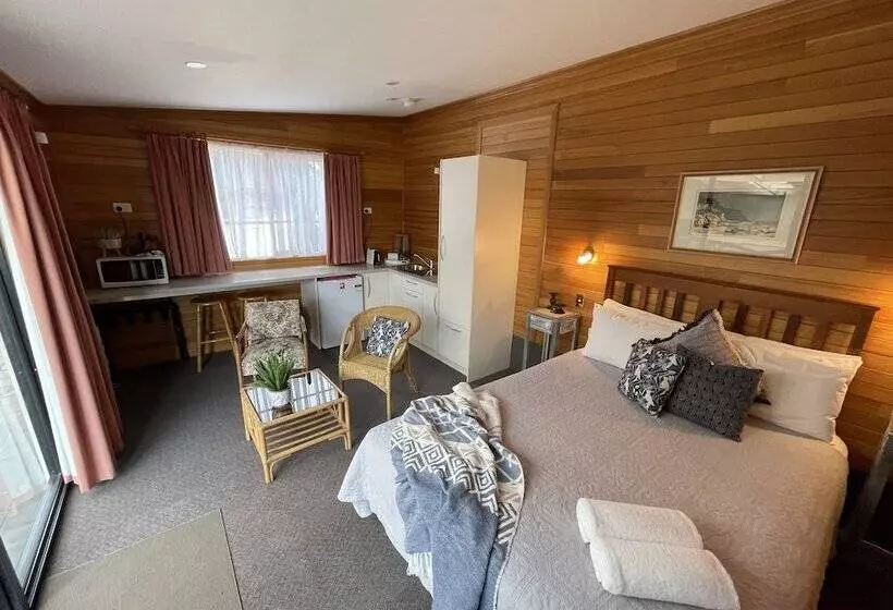 スタンダードバンガロー, Hanlon Guest House