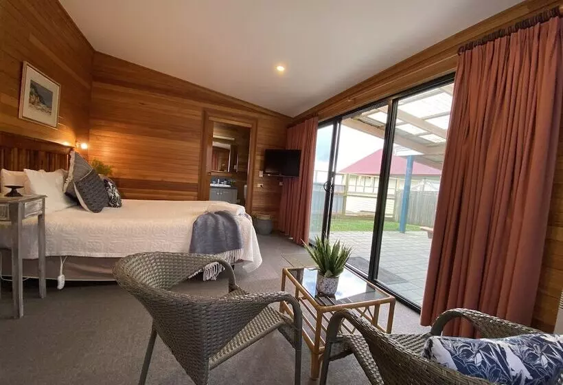 スタンダードバンガロー, Hanlon Guest House