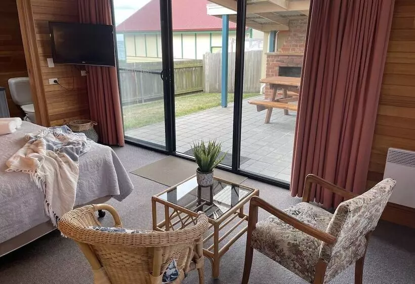 スタンダードバンガロー, Hanlon Guest House