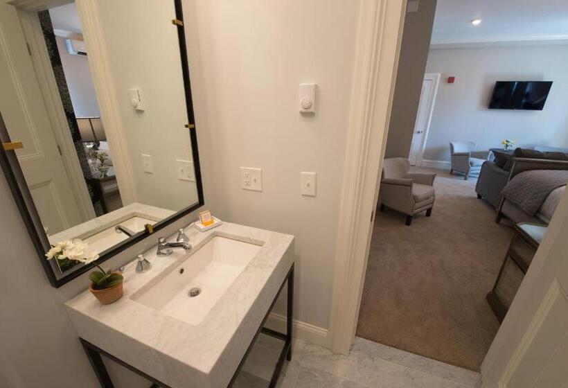 اتاق لوکس با تخت بزرگ, Serenity Inn Newport