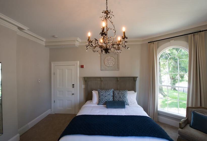 اتاق لوکس, Serenity Inn Newport