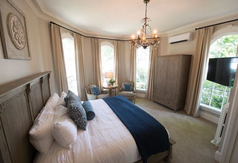 اتاق لوکس, Serenity Inn Newport