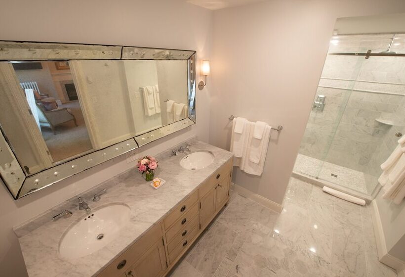 اتاق لوکس, Serenity Inn Newport