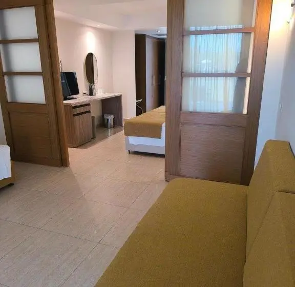 Perhehuone, Asterias Beach Resort