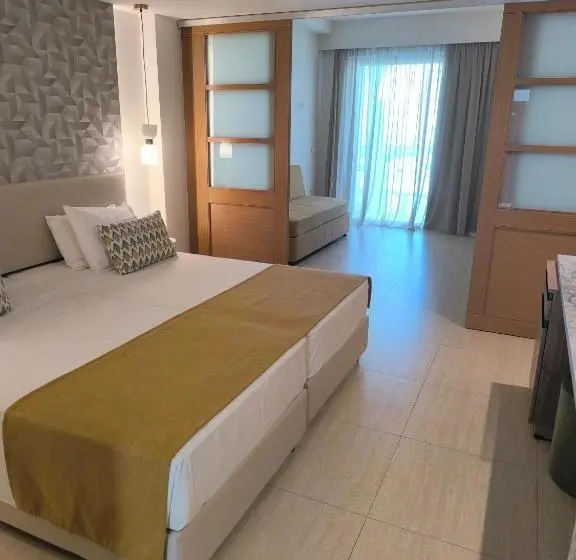 Perhehuone, Asterias Beach Resort
