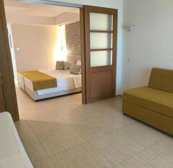 Perhehuone, Asterias Beach Resort