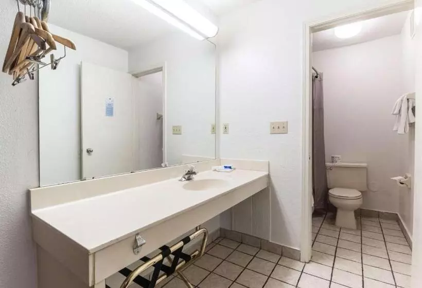 キングサイズベッドのスイートルーム, Motel 6southgate, Mi  Detroit