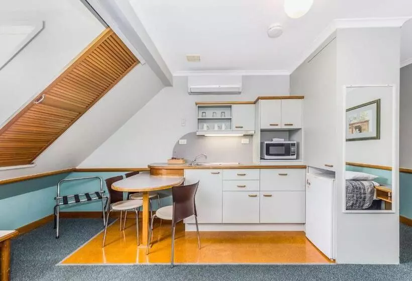 Suite, Spring Hill Terraces
