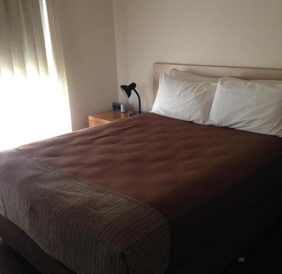 דירת חדר, Francis Phillip Motor Inn And The Lodge