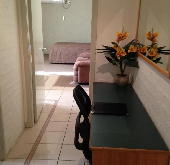 חדר משפחתי, Francis Phillip Motor Inn And The Lodge