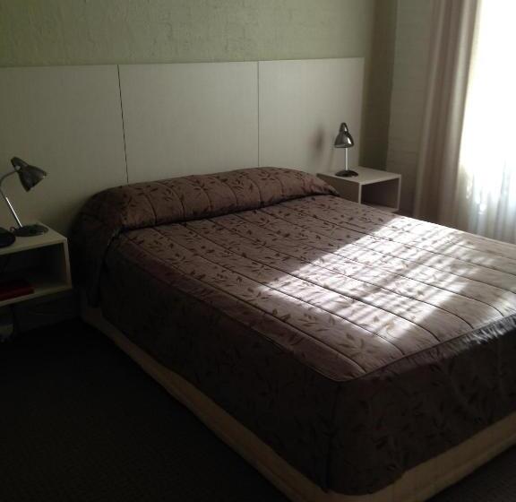 חדר משפחתי, Francis Phillip Motor Inn And The Lodge