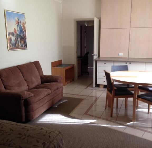 Семейный Номер, Francis Phillip Motor Inn And The Lodge