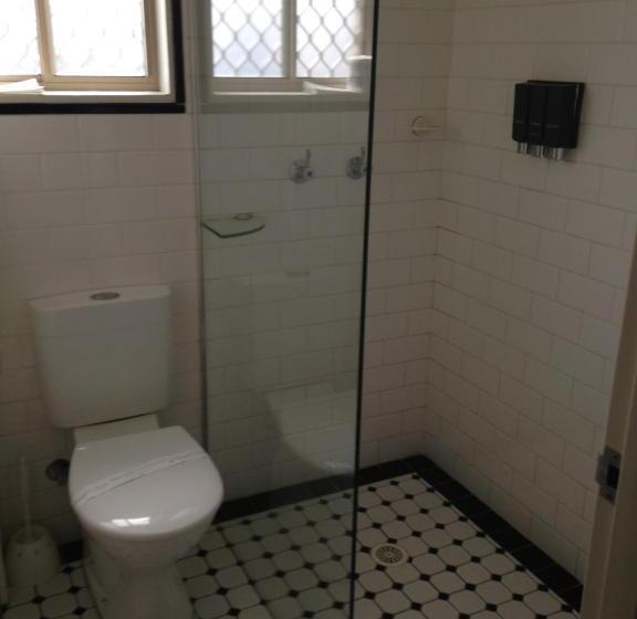 סוויטה מלכותית, Francis Phillip Motor Inn And The Lodge