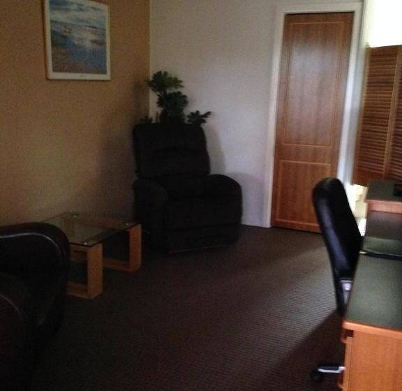 סוויטה נשיאותית, Francis Phillip Motor Inn And The Lodge