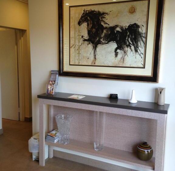 חדר אקזקיוטיב, Francis Phillip Motor Inn And The Lodge